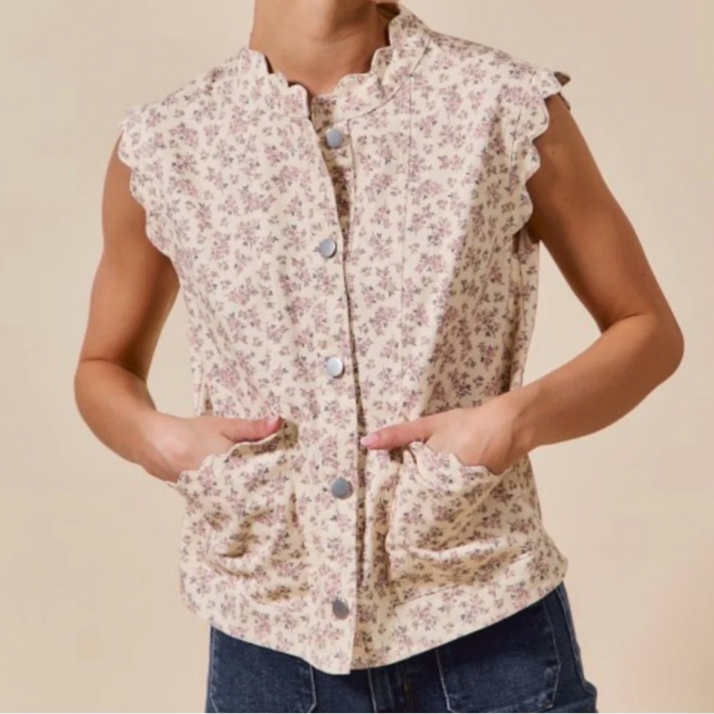NWT- SoMe Ditsy Floral Cottage Scallop Button Down Cotton Vest size medium